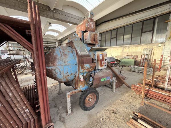 Betoniera ad inversione marca Uni Mec modello da 350 lt usata
