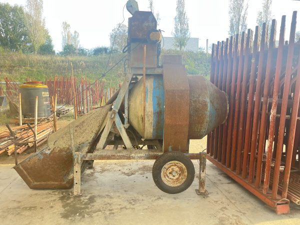 Betoniera ad inversione marca Uni Mec modello da 350 lt usata
