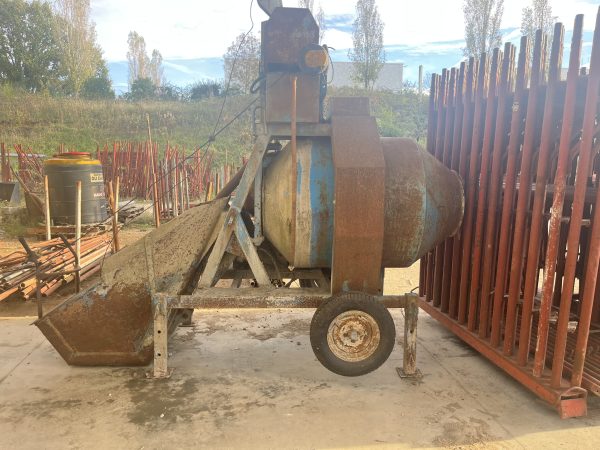 Betoniera ad inversione marca Uni Mec modello da 350 lt usata