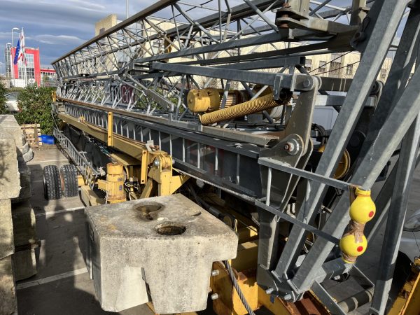 FM 828 Gru usata rotazione bassa