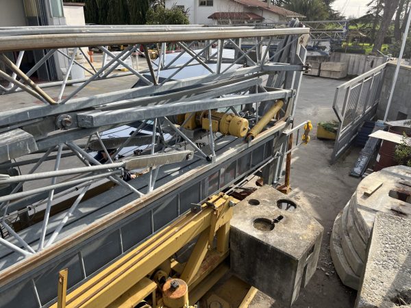 FM 828 Gru usata rotazione bassa
