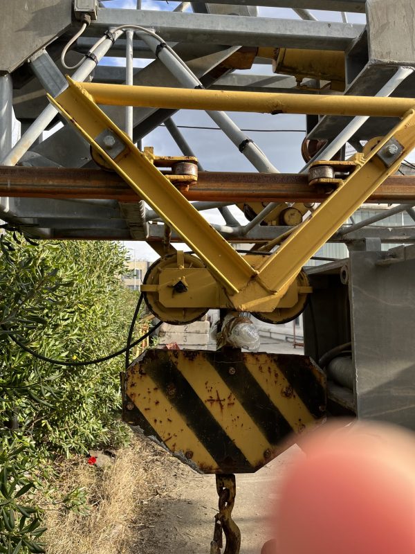 FM 828 Gru usata rotazione bassa